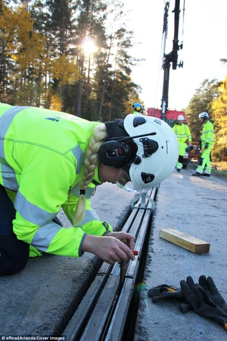 Швеция строит зеленую электрифицированную дорогу, которая управляет любым транспортным средством через электрические рельсы