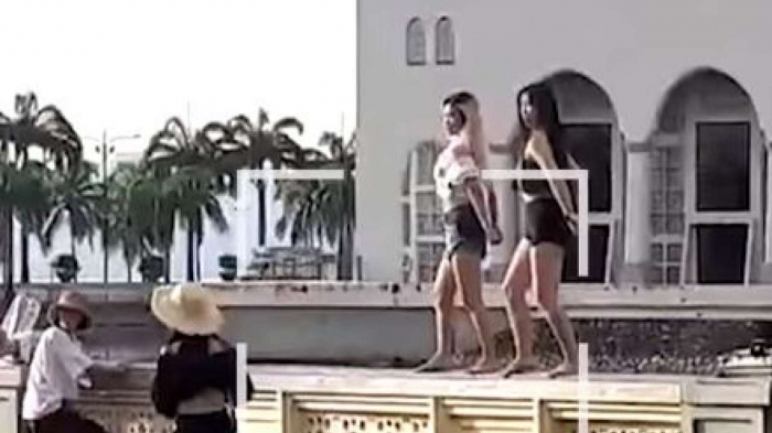 Появилось вирусное видео где женщины устроили «сексуальные танцы» на достопримечательности где это запрещено