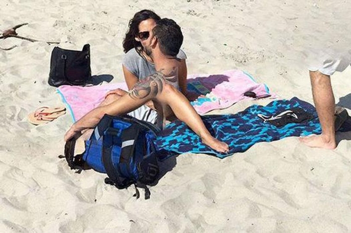 Пользователи Google Maps обнаружили влюблённую пару в очень неудобном положении на пляже