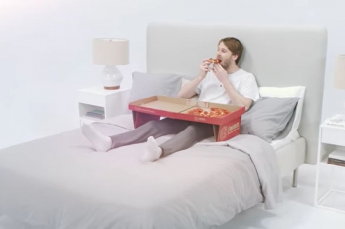 Картонная коробка из-под пиццы становится удобной подставкой для еды пиццы в постели