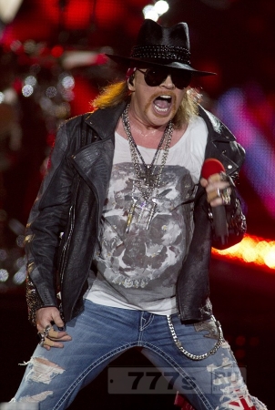 На ближайший тур AC/DC фронтменом станет Аксел Роуз из Guns N 'Roses