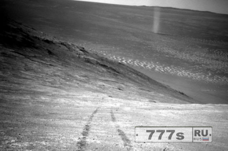 Марсоход сфотографировал «пыльного дьявола» на поверхности Красной планеты
