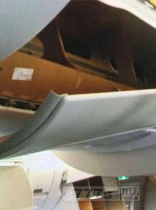 Рейс задержали на три часа, так как пассажир оторвал часть потолка в самолете