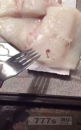 Покупательница была шокирована, когда нашла червяка в рыбе из супермаркета