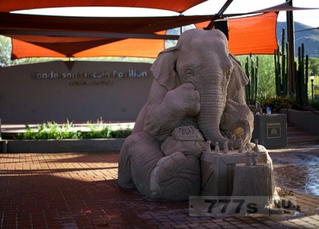 Интересно: поразительная скульптура слона и мыши