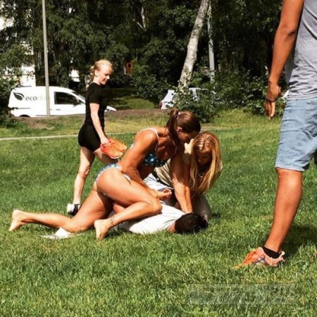 Шведский полицейский в бикини делает задержание во время принятия солнечных ванн