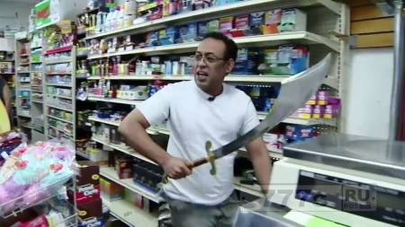 Грабитель вооруженный мачете пришел грабить магазин, и встретил отпор хозяина с ятаганом