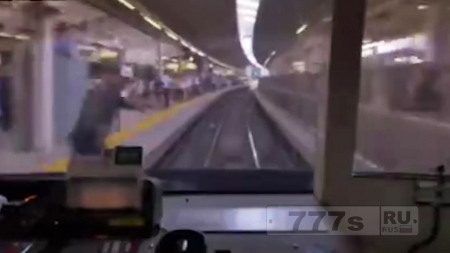 Мужчина совершает самоубийство, прыгнув перед движущимся поездом в Японии