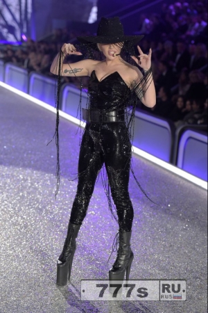 Леди Гага потрясла своей удивительной обувью на показе мод Victoria’s Secret 2016