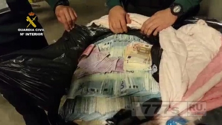 Сотрудники аэропорта Барселона нашли 1000000 евро спрятанные внутри пакетов для мусора