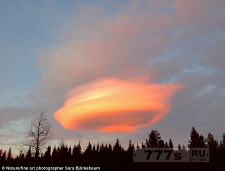 Таинственное НЛО-образное облако появилось над горами и озадачило лыжников.