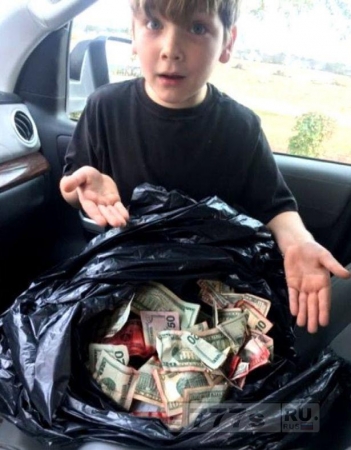 7-летний мальчик нашел мешок полный украденных банкнот через час после ограбления банка рядом.
