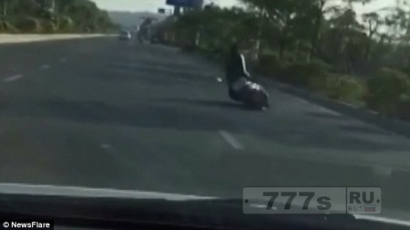 Мотоциклист унижен, когда он упал с мотоцикла, пытаясь показать свое мастерство.
