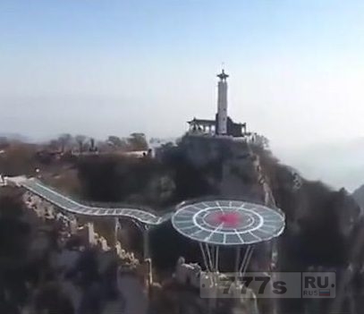 Новая страшная стеклянная аллея в Китае для туристов на высоте 445 метров.