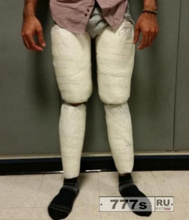 Мужчина с 4,5 килограммами кокаина, привязаными к его ногам был остановлен, когда чиновники заметили, что из его штанов выпирает что-то.