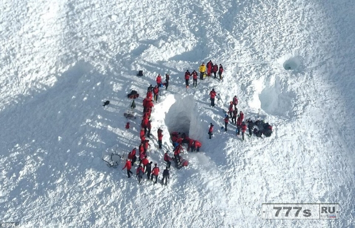Ужасающая гигантская стена льда обрушилась на группу лыжников в Австрии, оставив двух мужчин мертвыми.