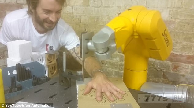 Ужасающая видеозапись показывает, как робот быстро наносит удары ножом между пальцами человека.