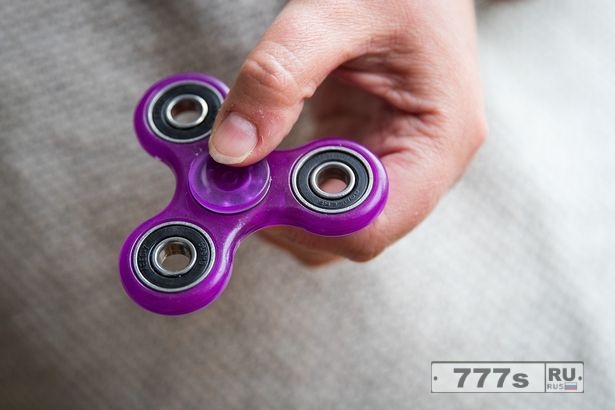 Fidget Spinners развились из потребности одной мамы в специальной игрушке - теперь они захватывают мир.