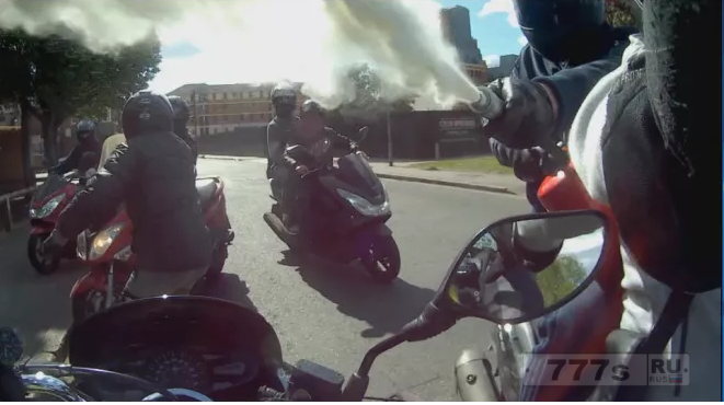 Шокирующие снимки показывают, как бандиты на мопедах напали на мотоциклиста.
