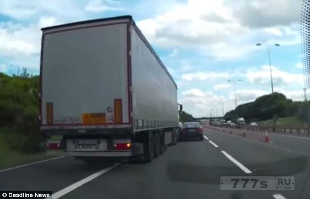Видео показывает, как фура с литовскими номерами выдавливает с дороги семейный автомобиль.