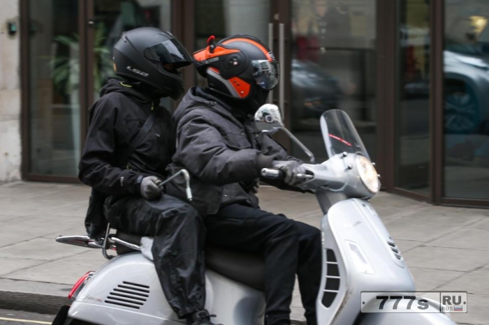 Банды на мотоциклах, вооруженные молотками и ломами нападают на покупателей в лондонском Вест-Энде.