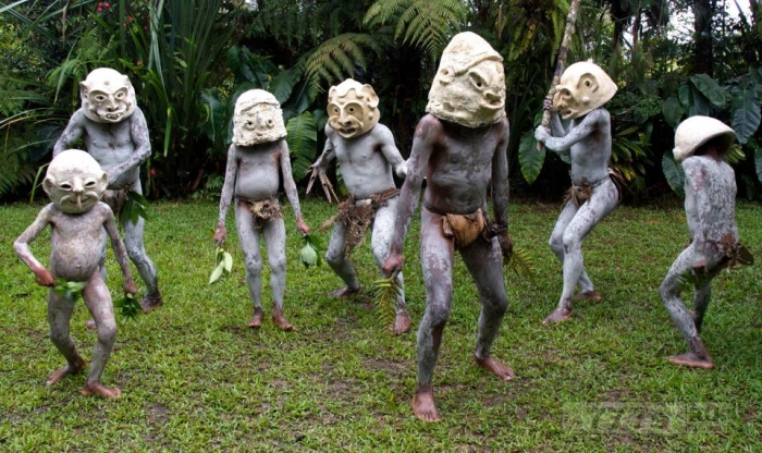 Страшные «грязелюди» из Папуа-Новой Гвинеи, живущие в отдаленных лесах предстали на фотографиях.