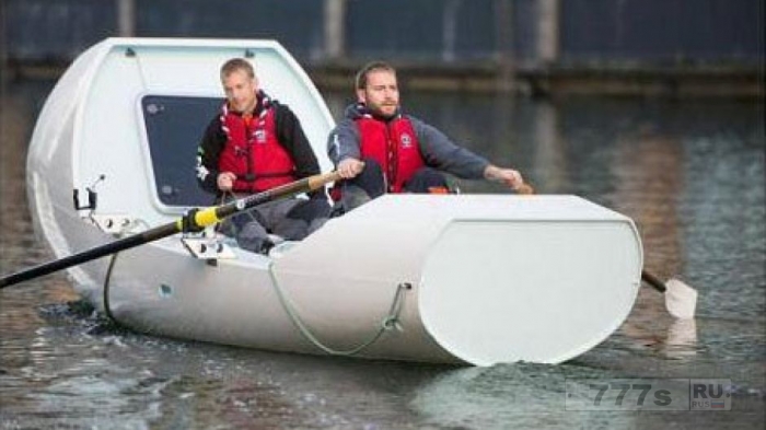 Два британских врача, плывущих через Индийский океан, столкнулись с нехваткой воды.