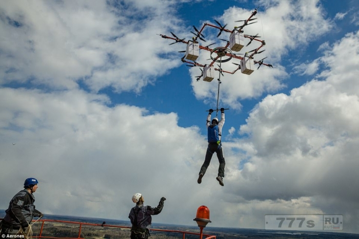 На видео смельчак прыгает с высоты 330 метров с 28-пропеллерного дрона.
