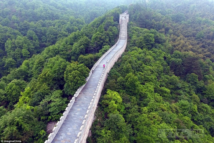 В Китае открылась копия Великой китайской стены и туристы думают, что они ходят по оригинальной стене.