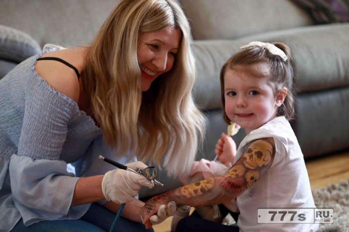 Последний модный тренд, татуированные дети как их мамы и папы.
