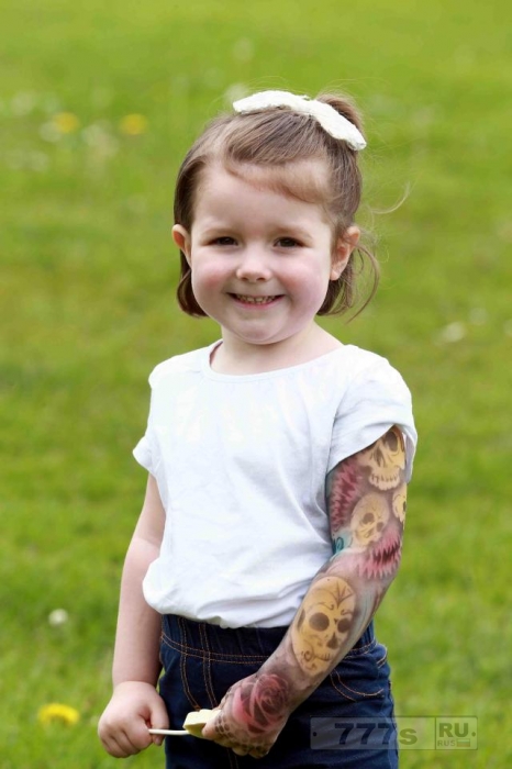 Последний модный тренд, татуированные дети как их мамы и папы.
