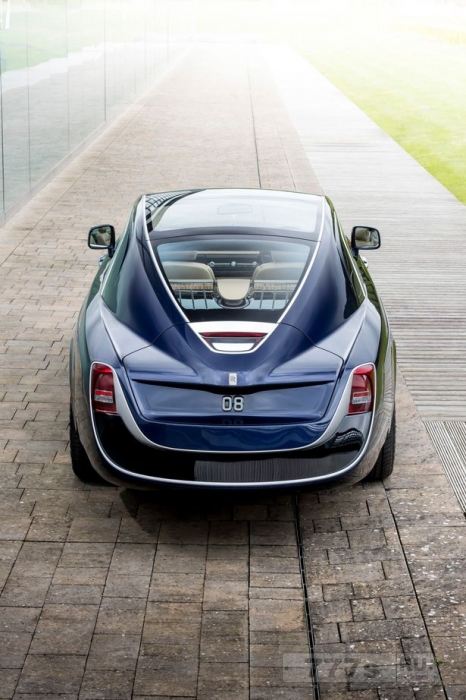 Ролс-Ройс построит автомобиль стоимостью 10 миллионов фунтов стерлингов - со стеклянной крышей.