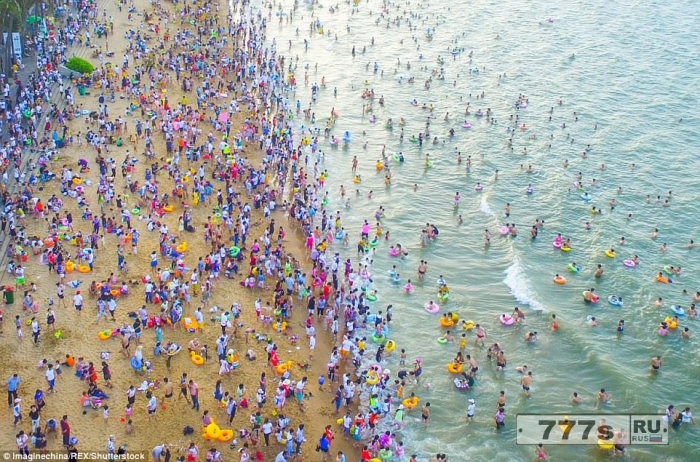 Почти 200 000 человек собрались на китайском пляже, чтобы быть благословленными здоровьем и безопасностью богом-драконов.