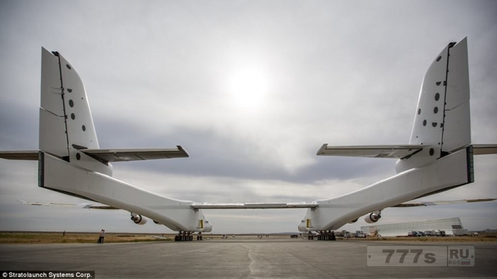 Миллиардер из Майкрософт представляет огромный самолет с двумя кабинами и размахом крыльев длиннее футбольного поля.