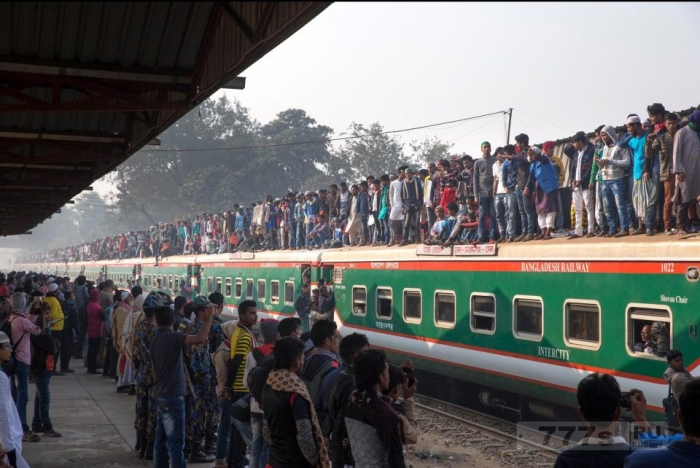 Кошмарные фотографии, перегруженных поездов в час пик в Бангладеш.