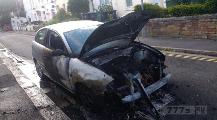 21-летний инженер был потрясен, когда его первый автомобиль загорелся через несколько часов после покупки.
