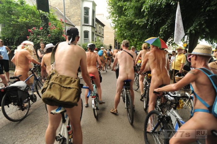 Мировой голый велопробег обнажил всех на улицах города, чтобы выявить ранимых натуралов.