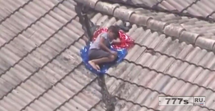 Телевизионный репортер видит пропавшего мальчика с вертолета на крыше, в то время как сообщили о его исчезновении.