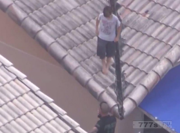 Телевизионный репортер видит пропавшего мальчика с вертолета на крыше, в то время как сообщили о его исчезновении.