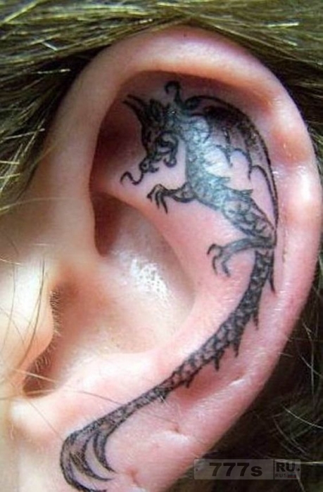 Любители боди-арта теперь делают крошечные татуировки на своих мочках уха.