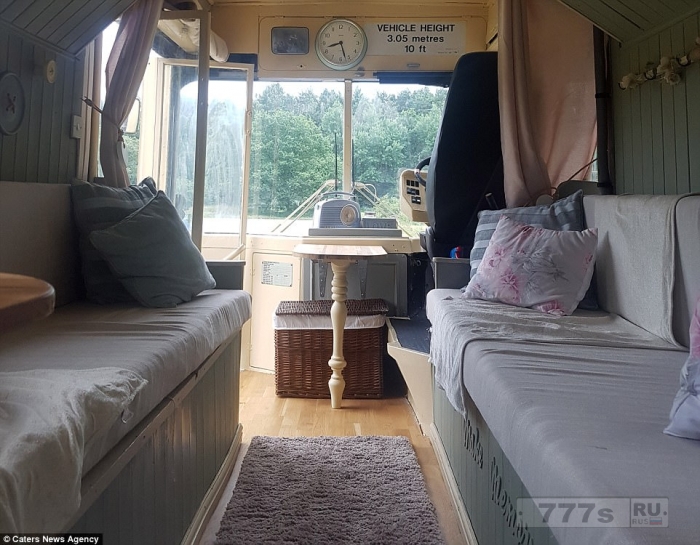 Молодая пара сделала себе дом из старого автобуса.