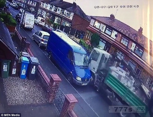 Украденный 18-тонный грузовик пробивает себе дорогу через улицу припаркованных автомобилей.