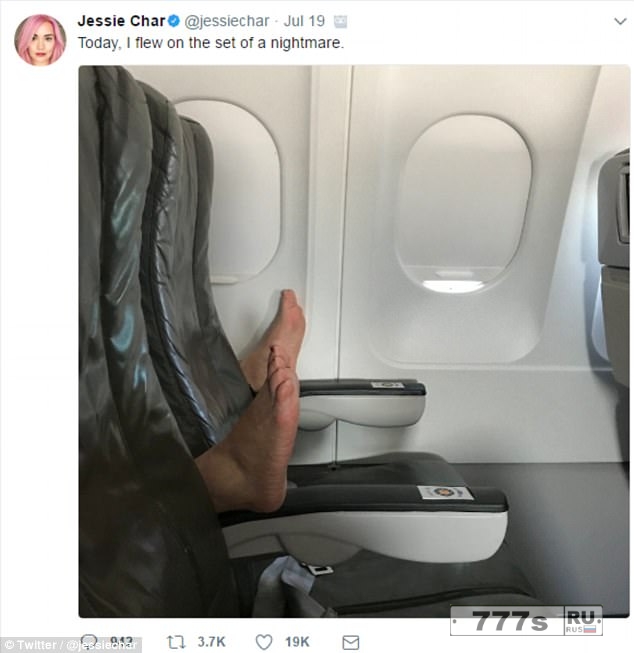 Появилось фото с отвратительным моментом, когда женщина сбрасывает туфли на рейсе JetBlue и кладет ноги на подлокотники кресла перед ней.