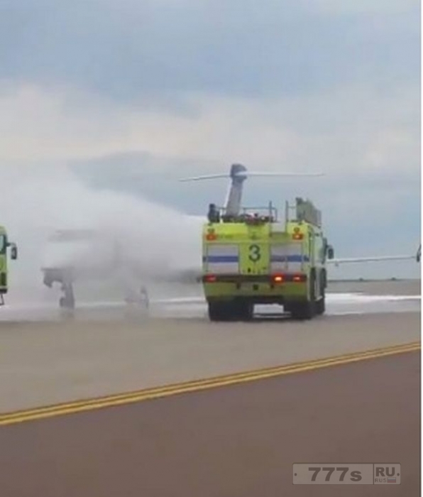 Самолет авиакомпании United Airlines приземлится в аэропорту Денвера с двигателем в огне.