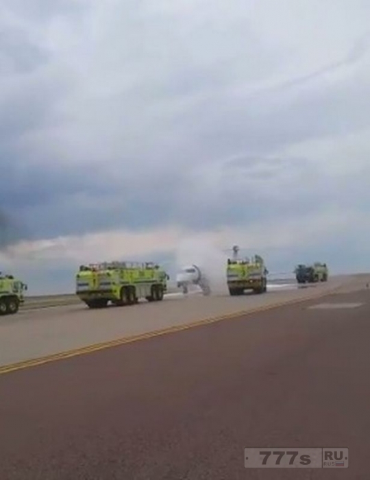 Самолет авиакомпании United Airlines приземлится в аэропорту Денвера с двигателем в огне.