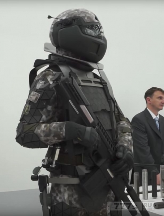 Российские военные показали костюм с экзоскелетом, который будет превращать солдат в штурмовиков.