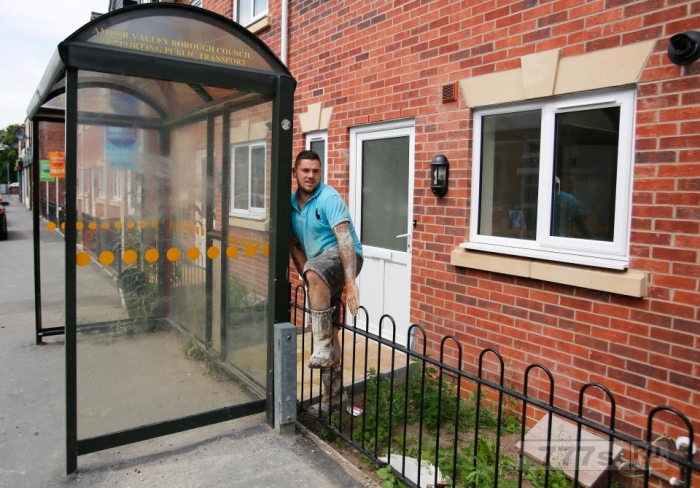 Двуспальный дом продаётся за 140 тысяч фунтов стерлингов, но на входе стоит автобусная остановка.