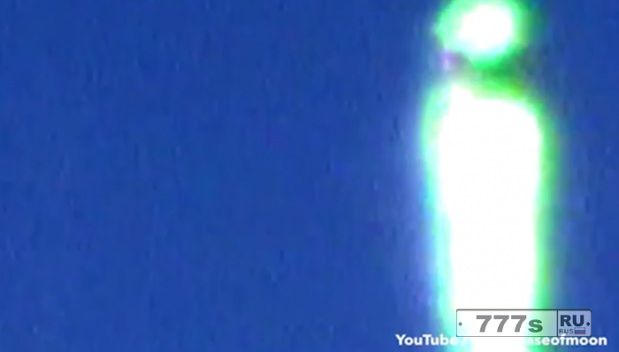 Ярко зеленый «корабль инопланетян», попадает на камеру, взлетая в небо.