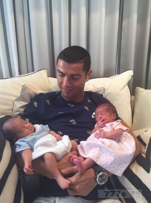 Криштиану Роналду отдыхает с «беременной» подругой Джорджиной Родригес после встречи с новыми близнецами.