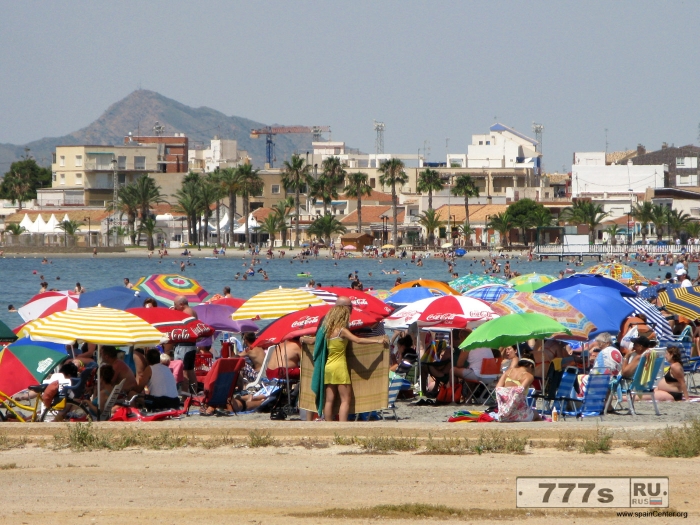 Туристы на одном испанском курорте вскоре могут быть оштрафованы за то, что они мочатся в море.